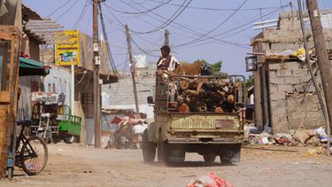 Un camión pasa por el vecindario Al-Basatín en Adén, Yemen, el 13 de octubre del 2026. (AP foto/Abdulnasser Alseddik)