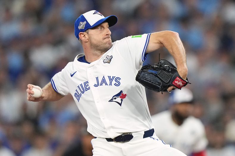 Max Scherzer (31) de los Azulejos de Toronto lanza contra los Dodgers de Los Ángeles en el séptimo juego de la Serie Mundial, el sábado 1 de noviembre de 2025, en Toronto. (Nathan Denette/The Canadian Press vía AP)