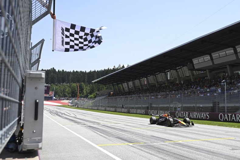 El piloto holandés de Red Bull Max Verstappen cruza la línea de meta en el primer lugar tras el sprint del Gran Premio de Austria el sábado 29 de junio del 2024. (AP Foto/Christian Bruna, Pool)