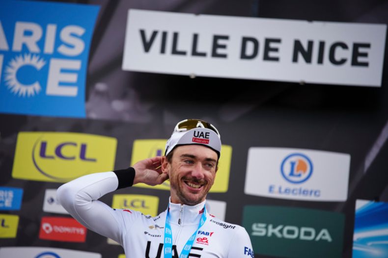 ARCHIVO - El estadounidense Brandon Mcnulty en el podio tras quedar tercero en la clasificación general tras la octava etapa de la París-Niza el domingo 10 de marzo del 2024. (AP Foto/Daniel Cole)
