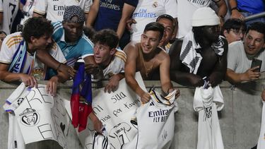 En foto del 2 de agosto del 2022, aficionados intentan recibir un autografo en el encuentro de la Champions Cup entre la Juventus y el Real Madrid en Orlando, Florida. (AP Foto/John Raoux)