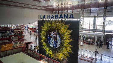 Cuba: aeropuerto se prepara para reapertura con mural