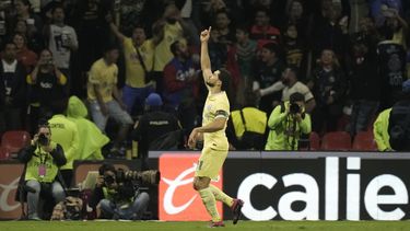 Henry Martín del América celebra tras anotar el primer gol de su equipo ante Pumas en la Liga MX, el sábado 22 de abril de 2023. (AP Foto/Moisés Castillo)