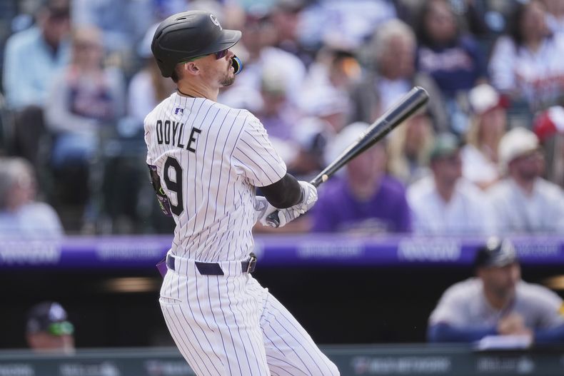 Brenton Doyle, de los Rockies de Colorado, sigue el viaje de la pelota de un cuadrangular solitario frente al abridor de los Bravos de Atlanta, Chris Sale, en la tercera entrada del juego de béisbol de Grandes Ligas, el miércoles 30 de abril de 2025, en Denver. (AP Foto/David Zalubowski)