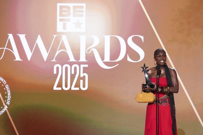 Doechii acepta el premio a la mejor artista femenina de hip hop durante los Premios BET el lunes 9 de junio de 2025, en el Teatro Peacock de Los Ángeles. (Foto AP/Chris Pizzello)