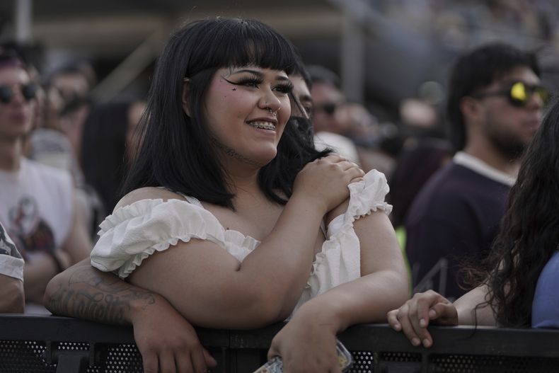 Una fan mira el concierto del cantautor mexicano Siddhartha durante su presentación en la 25ª edición del festival de música Vive Latino en la Ciudad de México, el sábado 15 de marzo de 2025. (Foto AP/Aurea Del Rosario)