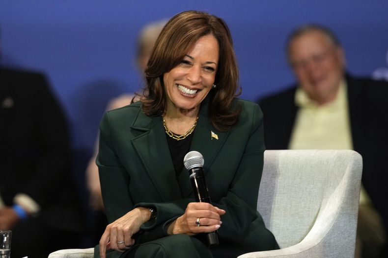 La candidata demócrata a la presidencia, la vicepresidenta Kamala Harris, durante un evento de campaña el lunes 21 de octubre de 2024, en Brookfield, Wisconsin. (AP Foto/Morry Gash)