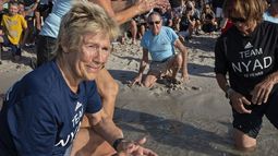 En esta foto proporcionada por Florida Keys News Bureau, Diana Nyad, a la izquierda, después de ayudar a liberar a Rocky, una tortuga rehabilitada, en el Océano Atlántico el domingo 22 de octubre de 2023, en Key West, Florida. (Andy Newman/Florida Keys News Bureau vía AP)