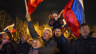 americateve | Manifestantes prorrusos celebran en la plaza de Sebastopolo, Ucrania, los resultados del refer&eacute;ndum celebrado en Crimea para decidir la separaci&oacute;n de la pen&iacute;nsula de esta naci&oacute;n la madrugada del lunes 17 de marzo de 2014. (Foto