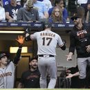 Mitch Haniger, de los Gigantes de San Francisco, vuelve a la cueva tras conseguir un jonrón de dos carreras en el octavo inning del juego ante los Cerveceros de Milwaukee, el sábado 27 de mayo de 2023 (AP Foto/Morry Gash)