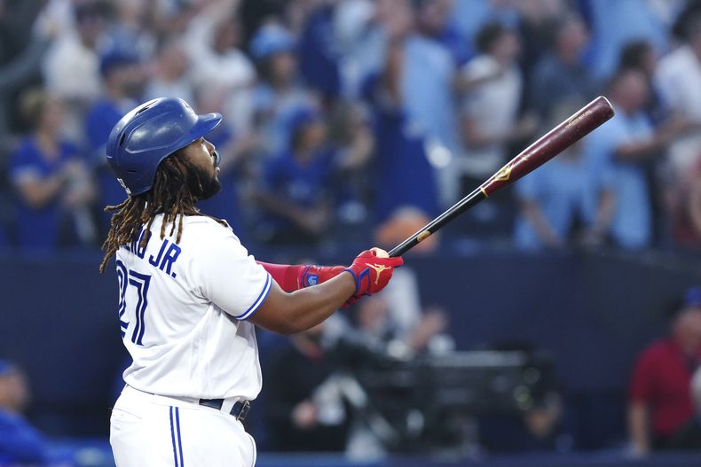 Vladimir Guerrero Jr. de los Azulejos de Toronto batea un jonrón de dos carreras en la sexta entrada frente a los Gigantes de San Francisco el jueves 29 de junio del 2023. (Chris Young/The Canadian Press via AP)