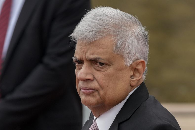 ARCHIVO - El presidente de Sri Lanka, Ranil Wickremesinghe, pasa revista a una guardia militar de honor tras su llegada al complejo del parlamento en Colombo, Sri Lanka, el 3 de agosto de 2022. (AP Foto/Eranga Jayawardena, archivo)