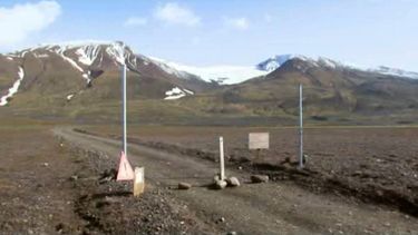 americateve | En una imagen de un video del 19 de agosto del 2014, una se&ntilde;al est&ntilde;a colocada junto al camino a Bardarbunga, un estratovolc&aacute;n ubicado bajo el mayor glaciar de Islandia.  (Foto AP/Cortesia del Canal 2 Islandia)