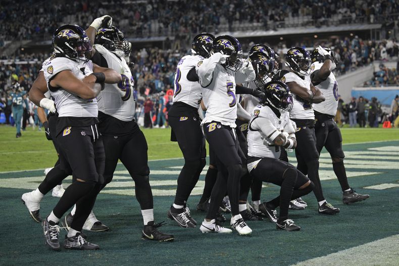 Los Ravens de Baltimore festejan tras recuperar un balón suelto en el partido del domingo 17 de diciembre de 2023, ante los Jaguars de Jacksonville (AP Foto/Phelan M. Ebenhack)