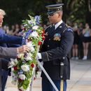 Bill Barnett, a la izquierda, abuelo de Darin Taylor Hoover, y el candidato presidencial republicano, el expresidente Donald Trump, colocan una corona de flores en la Tumba del Soldado Desconocido en honor del sargento Darin Taylor Hoover en el Cementerio Nacional de Arlington, el lunes 26 de agosto de 2024, en Arlington, Virginia (Foto AP/Alex Brandon).