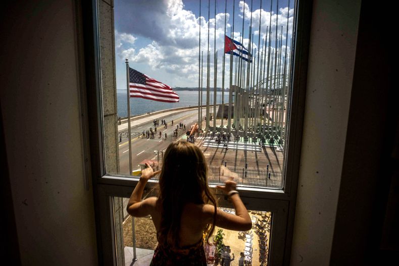 Una niña mira desde un ventanal de la Embajada de Estados Unidos en Cuba.&nbsp;