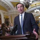 ARCHIVO - El senador Chris Murphy, principal negociador demócrata en las conversaciones sobre seguridad fronteriza, habla con reporteros en el Capitolio en Washington, el 19 de diciembre de 2023. (AP Foto/J. Scott Applewhite, Archivo)