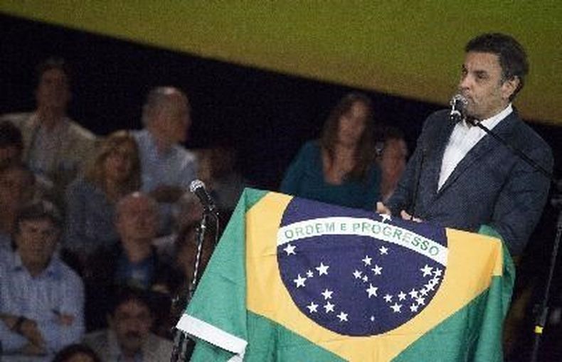 El líder opositor brasileño Aecio Neves, principal rival de la presidenta Dilma Rousseff en las elecciones presidenciales de octubre, anunció hoy que, en caso de ser elegido, revisará la contratación de médicos cubanos para el plan social Más Médicos, imp