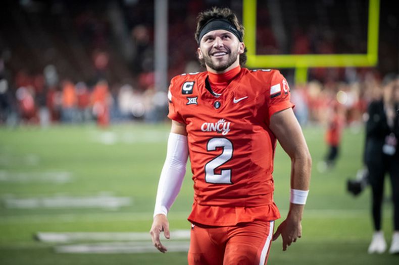 ARCHIVO - El mariscal de campo de Cincinnati, Brendan Sorsby (2), camina hacia fuera del terreno de juego tras un partido de fútbol americano universitario de la NCAA contra Baylor, el 25 de octubre de 2025, en Cincinnati. (Foto AP/Tanner Pearson, archivo)