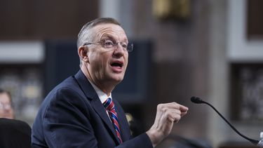 Doug Collins, la elección del presidente estadounidense Donald Trump para fungir como secretario del Departamento de Asuntos de Veteranos, durante una audiencia de confirmación en el Capitolio, en Washington, el 21 de enero de 2025. (AP Foto/J. Scott Applewhite, Archivo)