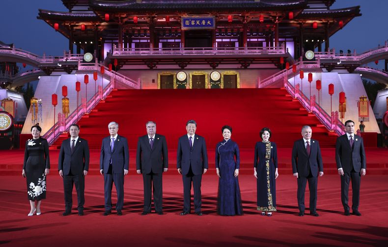 En esta imagen, distribuida por la agencia noticiosa china Xinhua, el presidente de China, Xi Jinping (centro) y su esposa, Peng Liyuan (cuarta por la derecha), posan para una fotografía de grupo con los líderes de los países de Asia Central en la Torre Ziyun, en la ciudad de Xian, en la provincia noroccidental de Shaanxi, el 18 de mayo de 2023. (Ding Haitao/Xinhua vía AP)