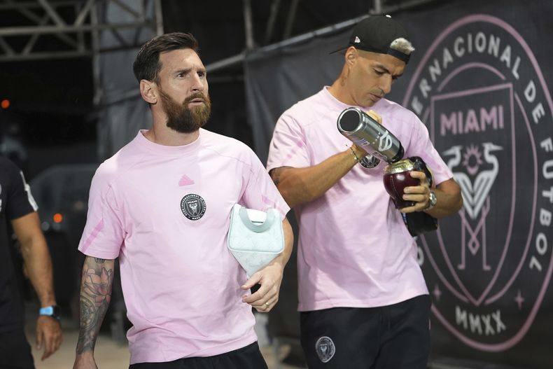 Los delanteros Lionel Messi y Luis Suárez del Inter Miami previo al partido contra Atlanta United en los playoffs de la MLS, el 9 de noviembre de 2024, en Fort Lauderdale, Florida. (AP Foto/Lynne Sladky)