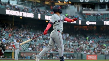 Luis García Jr., de los Nacionales de Washington, observa su jonrón de dos carreras durante la primera entrada de un partido de béisbol contra los Gigantes de San Francisco, en San Francisco, el martes 9 de junio de 2026. (Foto AP/Jed Jacobsohn)