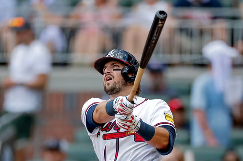 Austin Riley, de los Bravos de Atlanta, completa el swing tras conectar un jonrón solitario contra los Rangers de Texas durante la segunda entrada de un partido de béisbol, el domingo 19 de julio de 2026, en Atlanta. (Foto AP/Erik S. Lesser)