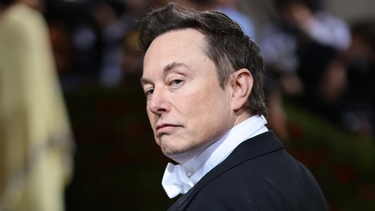 despues de que elon musk abandone el acuerdo con twitter, el multimillonario es atacado en la red social