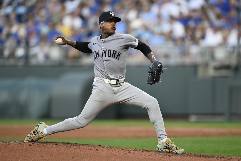 El lanzador abridor de los New York Yankees, Marcus Stroman, lanza a un bateador de los Kansas City Royals durante la quinta entrada de un partido de béisbol, el 11 de junio de 2024, en Kansas City, Misuri. (AP Photo/Reed Hoffmann, Archivo)