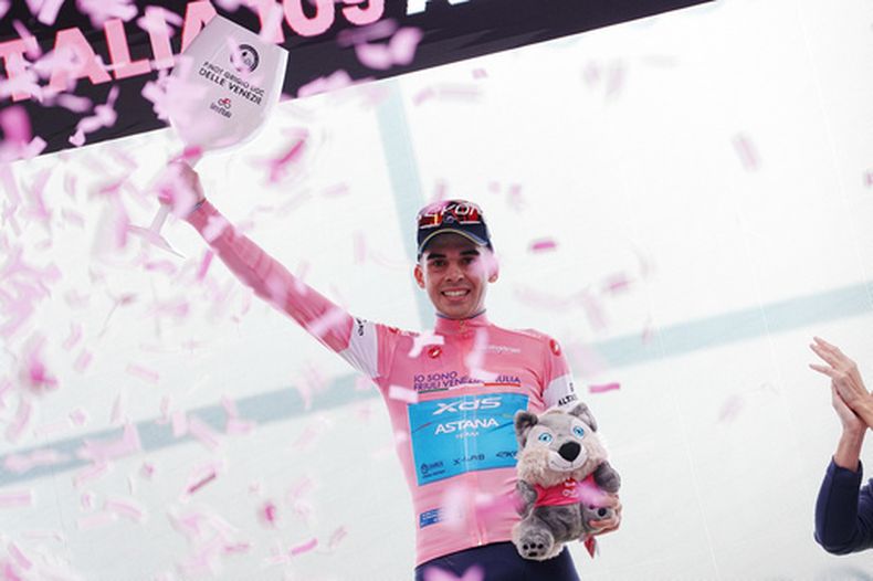 El uruguayo Guillermo Thomas Silva Coussan posa con el maillot rosa de líder general ganar la segunda etapa del Giro de Italia de Burgas a Veliko Tarnovo, Bulgaria el sábado 9 de mayo del 2026. (Gian Mattia dAlberto/LaPresse via AP)
