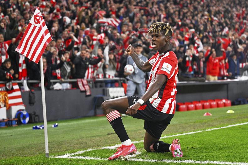 Nico Williams celebra tras marcar el primer gol del Athletic Bilbao ante la Roma en la vuelta de los octavos de final de la Liga Europa, el jueves 13 de marzo de 2025, en Bilbao. (AP Foto/Miguel Oses)