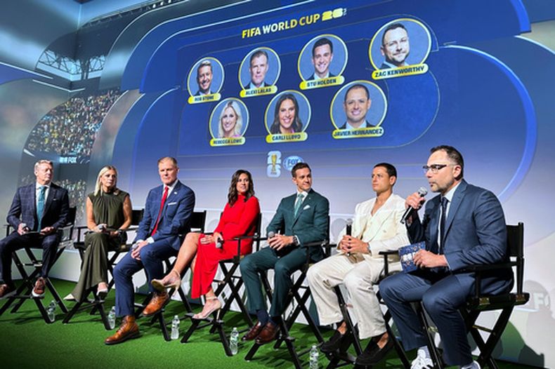 De izquierda a derecha, Rob Stone, Rebecca Lowe, Alexi Lalas, Stu Holden y Javier Chicarito Hernández, escuchan al vicepresidente de producción de Fox Sports, Zac Kenworthy, el jueves 21 de mayo de 2026, durante una conferencia en Nueva York (AP Foto/Ronald Blum)