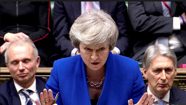 theresa may supero mocion de censura y retiene el poder