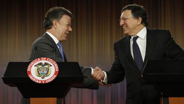 americateve | El mandatario colombiano Juan Manuel Santos, a la izquierda, y el presidente de la Comisi&oacute;n Europea, Jos&eacute; Manuel Durao Barroso, se dan la mano durante una conferencia de prensa conjunta en la casa de gobierno en Bogot&aacute;, el jueves 12 d