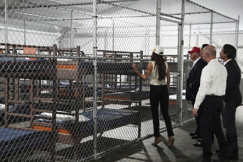 El presidente de EEUU, Donald Trump, el gobernador de Florida, Ron DeSantis, y la secretaria de Seguridad Nacional, Kristi Noem, entre otros, visitan el Alcatraz de los Caimanes, una nueva cárcel para inmigrantes en las instalaciones del Aeropuerto de Formación y Transición de Dade-Collier, en Ochopee, Florida, el martes 1 de julio de 2025. (AP Foto/Evan Vucci)