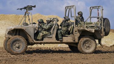 Soldados israelíes conducen cerca de la frontera con Gaza, el 6 de febrero de 2024. (AP Foto/Tsafrir Abayov)