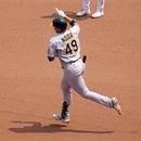 Ryan Noda, de los Atléticos de Oakland, festeja tras conectar un jonrón en el duelo del miércoles 7 de junio de 2023, ante los Piratas de Pittsburgh (AP Foto/Gene J. Puskar)