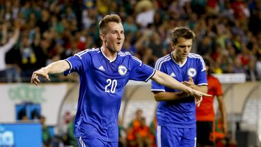 americateve | Izet Hajrovic, delantero de Bosnia-Herzegovina, celebra despu&eacute;s de anotar frente a M&eacute;xico en un partido amistoso realizado el martes 3 de junio de 2014, en Chicago (AP Foto/Kamil Krzaczynski)