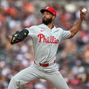 Cristopher Sánchez, abridor de los Filis de Filadelfia, trabaja frente a los Tigres de Detroit en la primera entrada del juego de béisbol de Grandes Ligas del sábado 11 de julio de 2026, en Detroit. (AP Foto/Lon Horwedel)