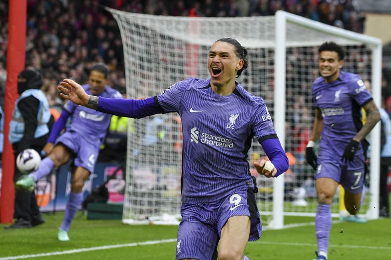 Darwin Nunez del Liverpool celebra tras anotar el gol de la victoria de su equipo en el tiempo añadido en el encuentro de la Liga Premier ante el Nottingham Forest el sábado 2 de marzo del 2024. (AP Foto/Rui Vieira)