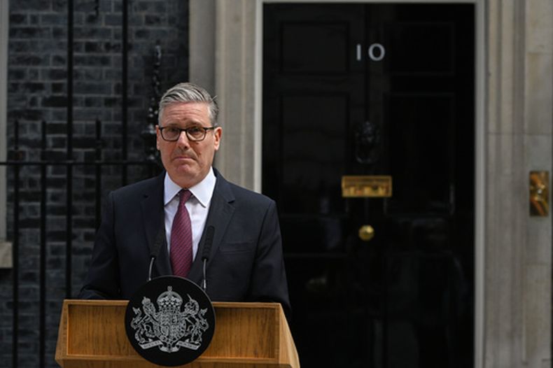 El primer ministro de Reino Unido, Keir Starmer, habla con reporteros en el exterior de su residencia oficial, en el 10 de Downing Street, para anunciar su renuncia, en Londres, el 22 de junio de 2026. (AP Foto/Thomas Krych)