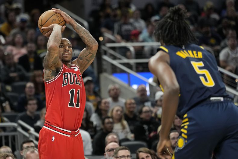 El escolta de los Bulls de Chicago DeMar DeRozan (11) tira frente al alaro de los Pacers de Indiana Jarace Walker (5) durante la segunda mitad del juego de baloncesto de la NBA, en Indianápolis, el miércoles 13 de marzo de 2024. (AP Foto/AJ Mast)