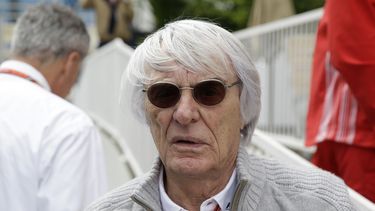 Arrestan a Ecclestone en Brasil por portar pistola en avión
