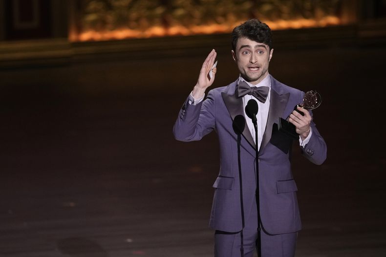 Daniel Radcliffe recibe el premio al mejor actor de reparto en un musical por Merrily We Roll Along en la 77a entrega de los Premios Tony el domingo 16 de junio de 2024 en Nueva York. (Foto Charles Sykes/Invision/AP)