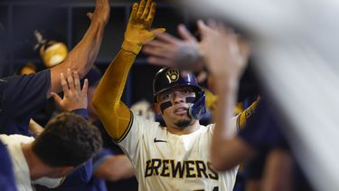 El venezolano William Contreras, de los Cerveceros de Milwaukee, festeja luego de conectar un jonrón de dos carreras en el quinto inning del juego ante los Gigantes de San Francisco, el miércoles 28 de agosto de 2024 (AP Foto/Jeffrey Phelps)