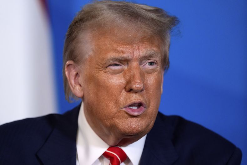 El presidente estadounidense Donald Trump habla en una reunión con el primer ministro holandés Dick Schoof, en el margen de la cumbre de la OTAN el miércoles 25 de junio de 2025, en La Haya, Holanda. (AP Foto/Alex Brandon)