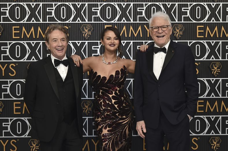 Martin Short, de izquierda a derecha, Selena Gomez, y Steven Martin llegan a la 75a edición de los Premios Emmy el lunes 15 de enero de 2024 en el Teatro Peacock de Los Ángeles. (Foto Richard Shotwell/Invision/AP)
