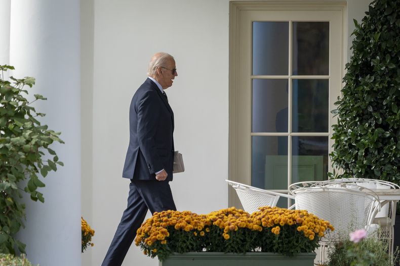 El presidente Joe Biden entra en la Oficina Oval a su llegada a la Casa Blanca en Washington, el lunes 4 de noviembre de 2024. (AP Foto/Ben Curtis)