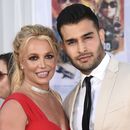 ARCHIVO - Britney Spears y Sam Asghari en el estreno de Once Upon a Time in Hollywood en Los Ángeles el 22 de julio de 2019. Spears finalizó su divorcio con Asghari. (Foto Jordan Strauss/Invision/AP, archivo)